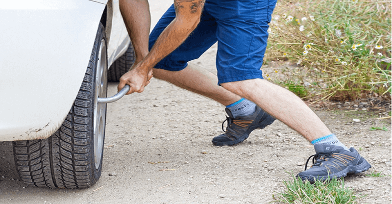 How to Fix A Flat Tyre If You Are on The Road